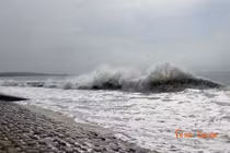 Sóng mạnh đánh hư hỏng kè Hàm Tiến ở Lâm Đồng, người dân được hỗ trợ di dời