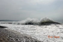 Sóng mạnh đánh hư hỏng kè Hàm Tiến ở Lâm Đồng, người dân được hỗ trợ di dời