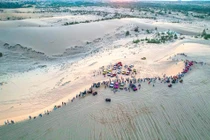 Xe Jeep lao xuống hồ Bàu Trắng, nữ du khách tử vong