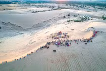 Xe Jeep lao xuống hồ Bàu Trắng, nữ du khách tử vong