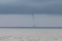 Vòi rồng xuất hiện tại cửa biển Phước Hội