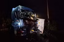 Va chạm giữa container và xe tải trên đèo Bảo Lộc, giao thông tê liệt