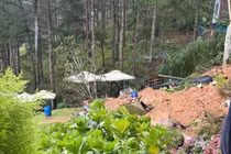 Hiện trường vụ sạt lở taluy tại quán cà phê ở Đà Lạt khiến 2 du khách tử vong.