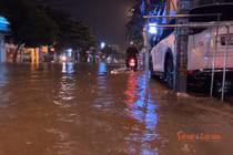 Mưa lớn gây ngập nhiều tuyến đường trung tâm vùng ven biển ở Lâm Đồng