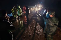 Hàng trăm cán bộ, chiến sĩ xuyên đêm gia cố hồ Cay An tránh nguy cơ vỡ đập