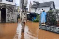 Đà Lạt mưa lớn kéo dài, nhiều tuyến phố bị ngập cục bộ
