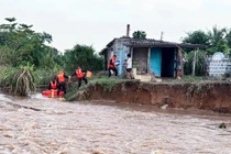 Lũ cuốn trôi đường bê tông, 13 hộ dân ở Lâm Đồng bị cô lập