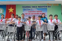 Học sinh nghèo ở Lâm Đồng ấm lòng với xe đạp mới trong ngày khai trường