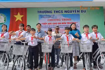 Học sinh nghèo ở Lâm Đồng ấm lòng với xe đạp mới trong ngày khai trường