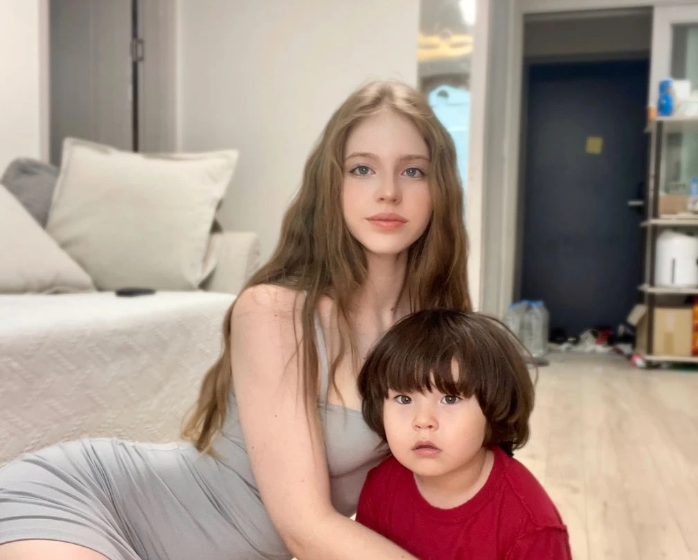 Hot mom người Nga xinh như mộng gây chú ý khi làm mẫu ở Hàn Quốc