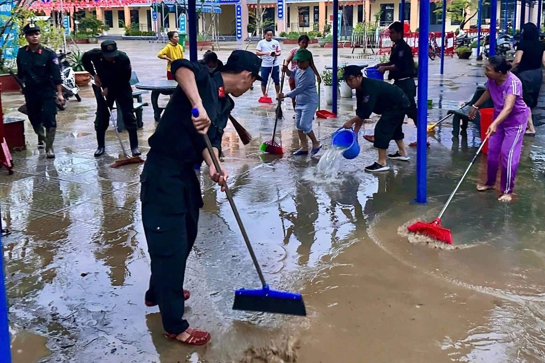 Các lực lượng chung tay giúp người dân Đà Nẵng khắc phục hậu quả mưa lũ