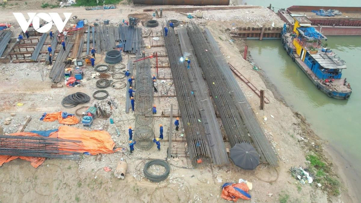 Công trường dự án xây dựng cầu Thượng Cát đang được các nhà thầu triển khai thi công khẩn trương cả hai bên đầu cầu trong những ngày giữa tháng 3.