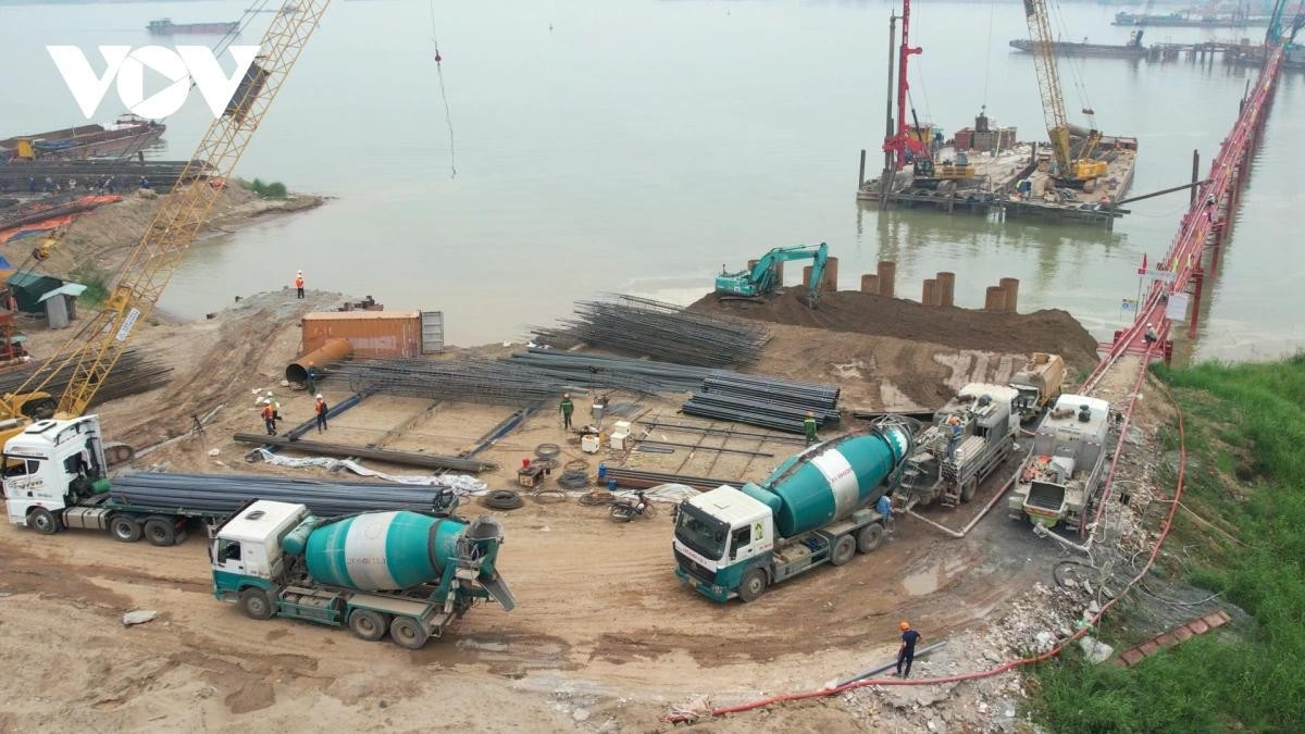 "Tập thể công ty từ ban lãnh đạo đến anh em công nhân đều rất quyết tâm hoàn thành xong hạng mục cọc khoan nhồi và bệ trước mùa lũ, vì khi nước dâng cao sẽ rất khó thi công", anh Quyết nói.