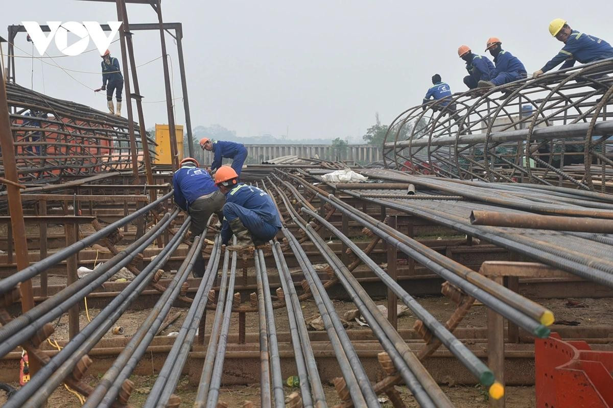 Những khung cốt thép lớn được công nhân đan kết phục vụ thi công cọc khoan nhồi.