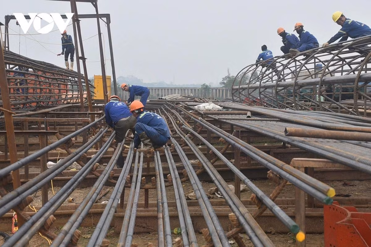 Những khung cốt thép lớn được công nhân đan kết phục vụ thi công cọc khoan nhồi.