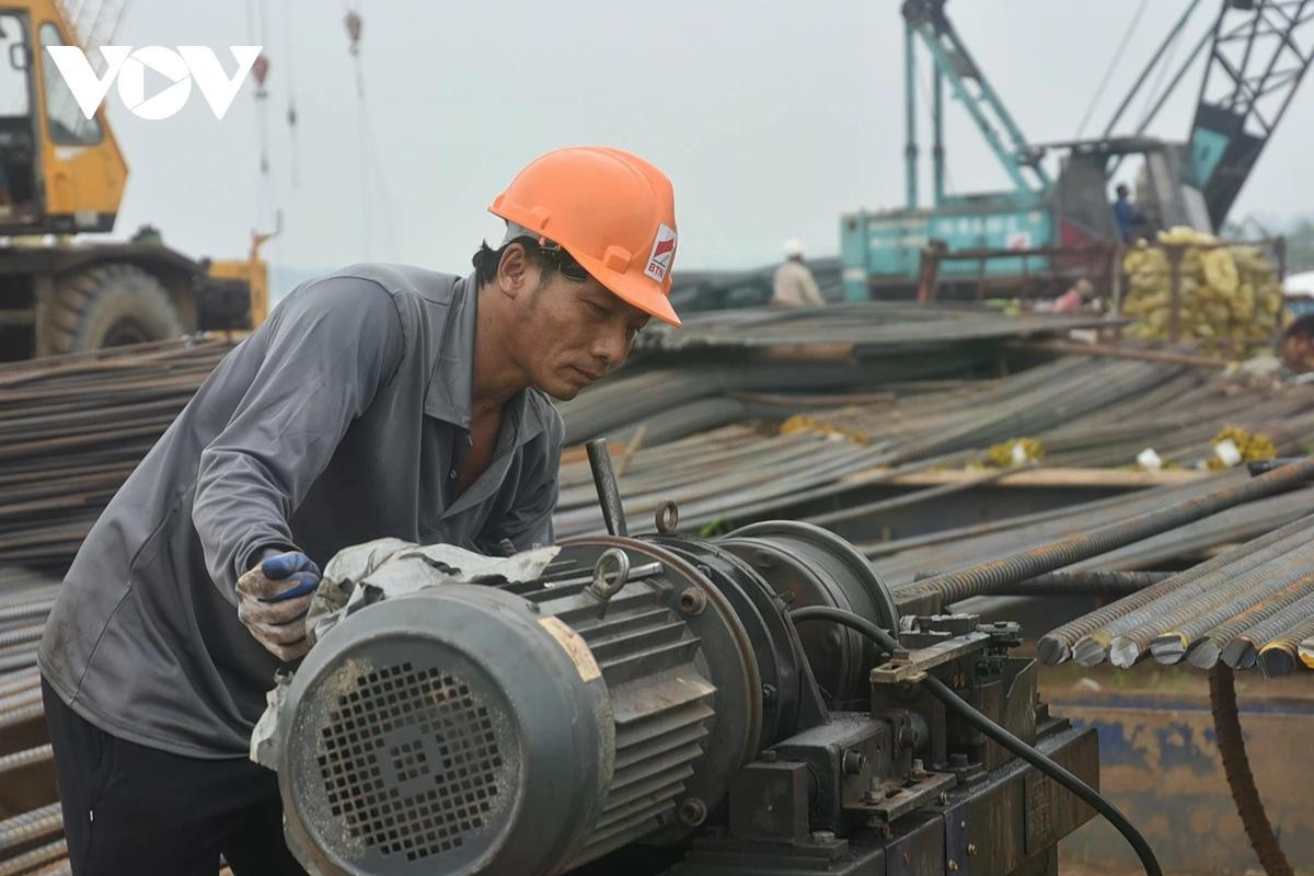 Công nhân làm việc liên tục trên công trường, đẩy nhanh tiến độ gia công cốt thép để kịp mốc vượt lũ.