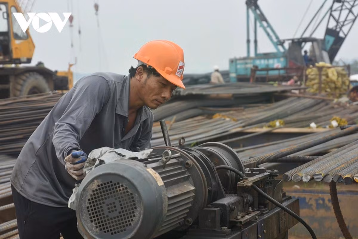 Công nhân làm việc liên tục trên công trường, đẩy nhanh tiến độ gia công cốt thép để kịp mốc vượt lũ.