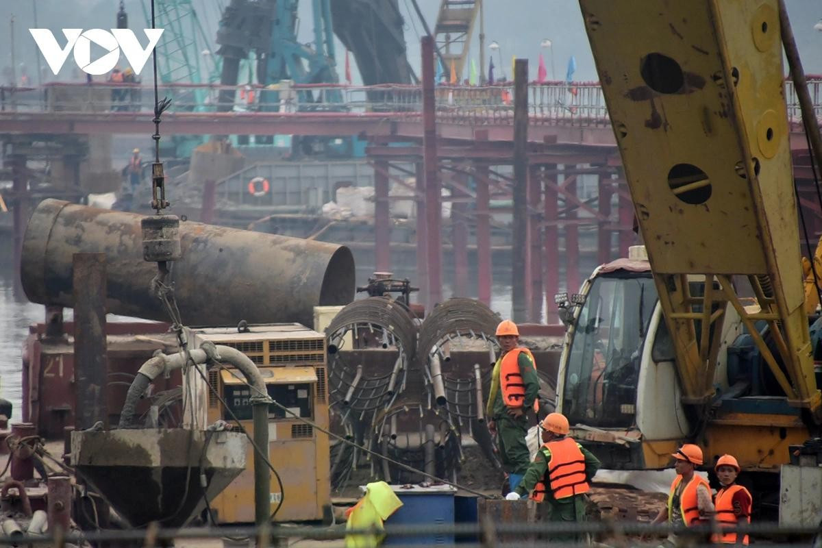 Quy trình thi công cọc khoan nhồi gồm các bước: hạ vách định vị, khoan, thổi rửa, hạ lồng thép và đổ bê tông.