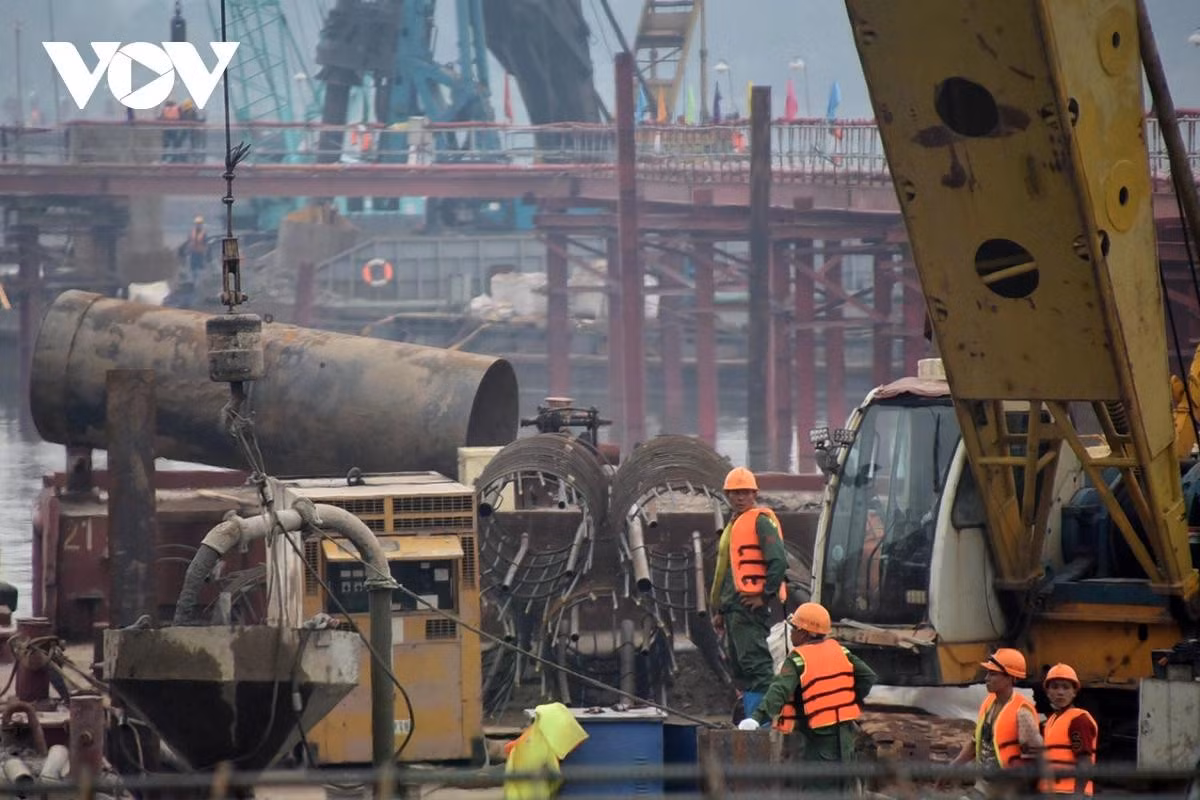 Quy trình thi công cọc khoan nhồi gồm các bước: hạ vách định vị, khoan, thổi rửa, hạ lồng thép và đổ bê tông.