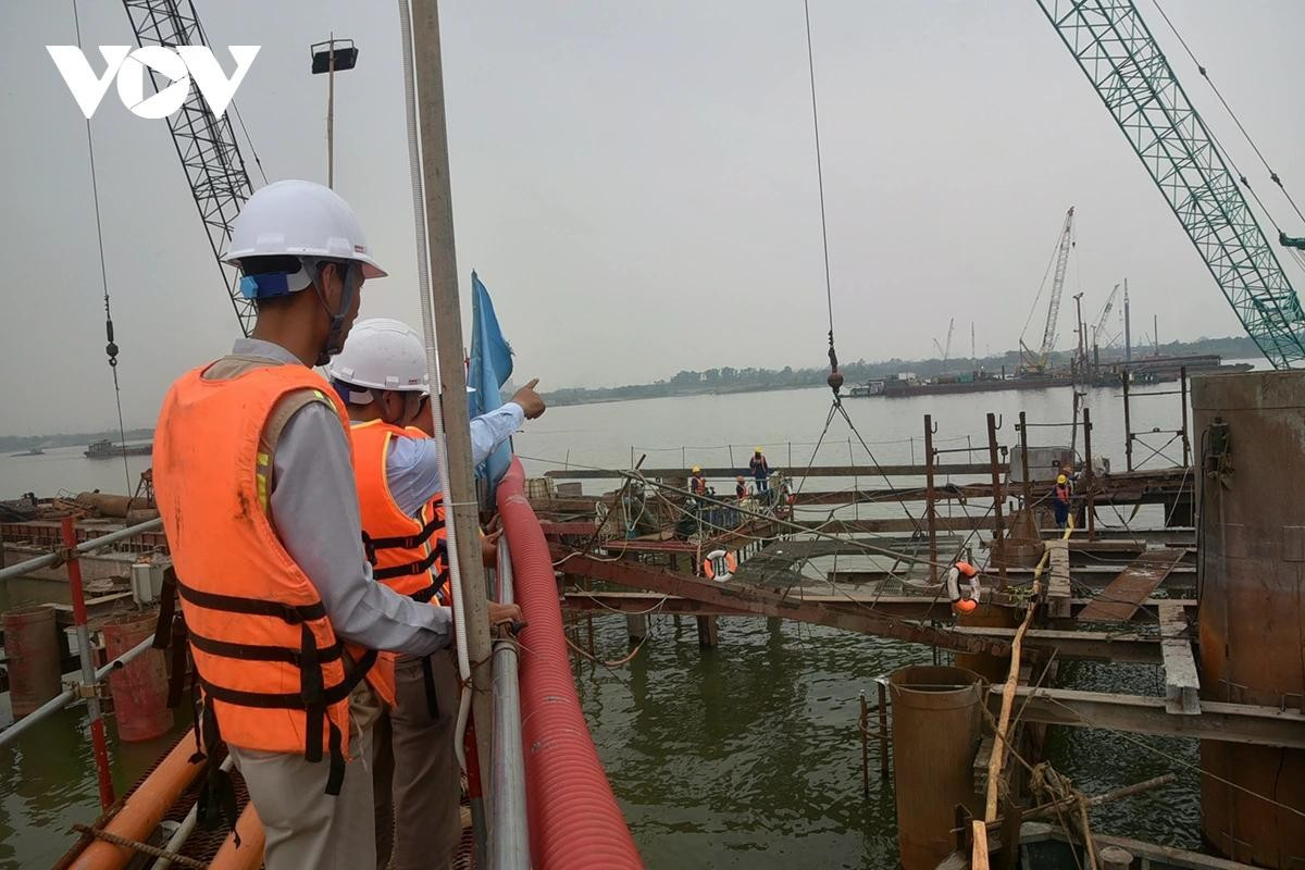 Các nhà thầu huy động nhân lực, thiết bị nhằm bám sát “đường găng” tiến độ công trình.