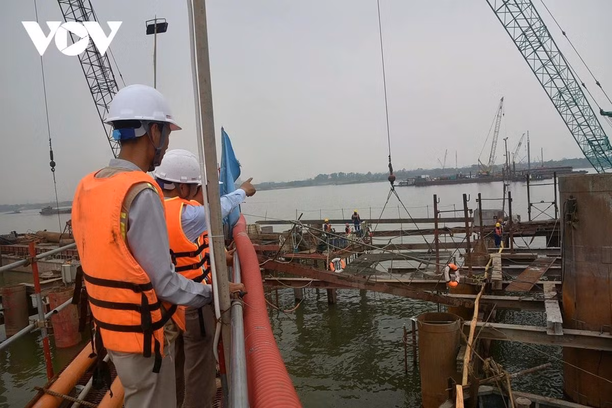 Các nhà thầu huy động nhân lực, thiết bị nhằm bám sát “đường găng” tiến độ công trình.