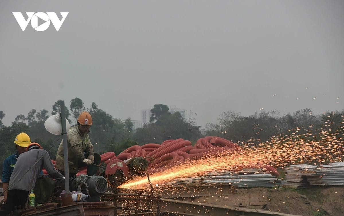Tia lửa đỏ rực trên công trường cầu Thượng Cát thể hiện quyết tâm của công nhân tăng tốc thi công.