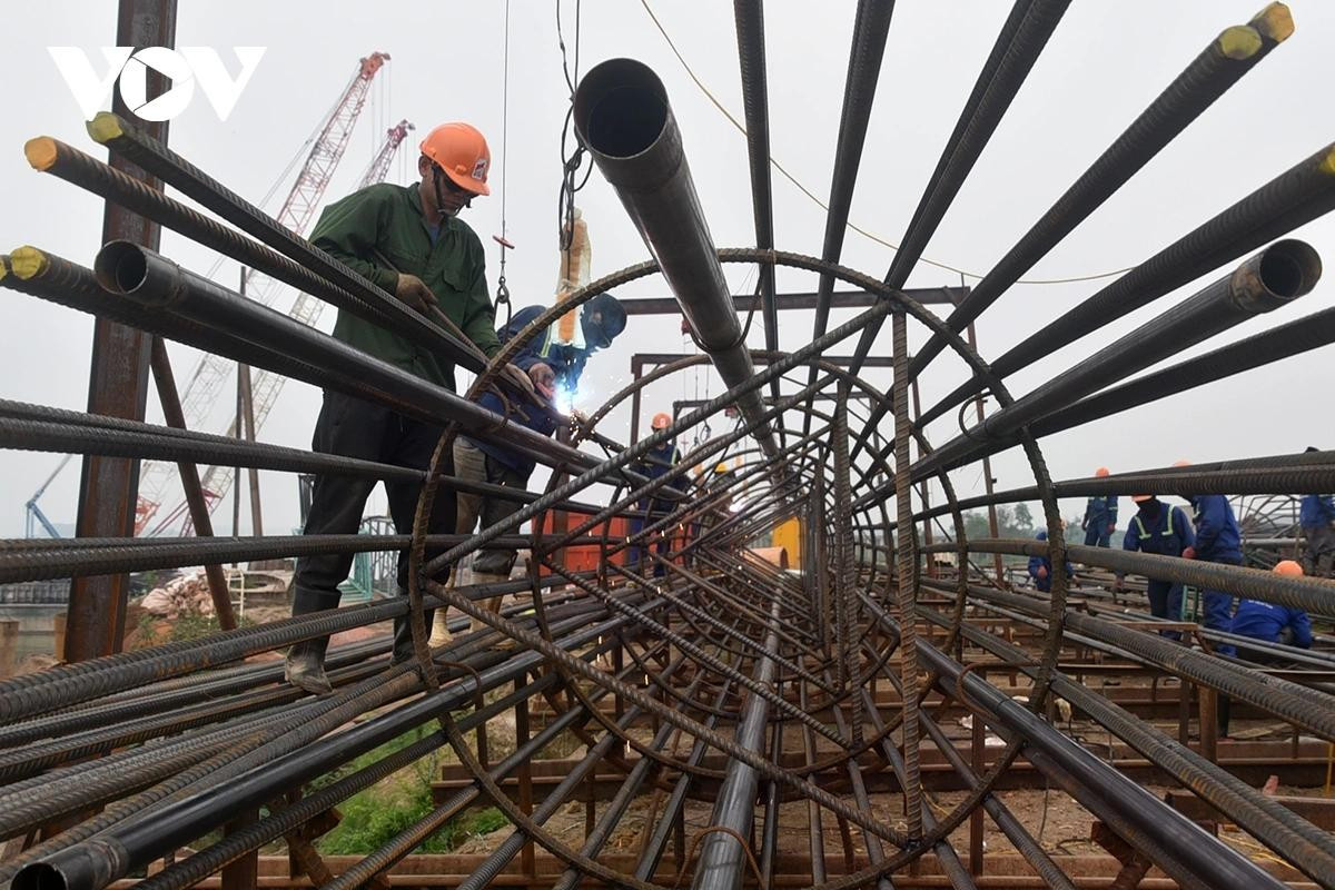 Công nhân hàn xì đỏ lửa trên công trường cầu Thượng Cát, quyết tâm hoàn thành các hạng mục trước mốc vượt lũ 30/6.