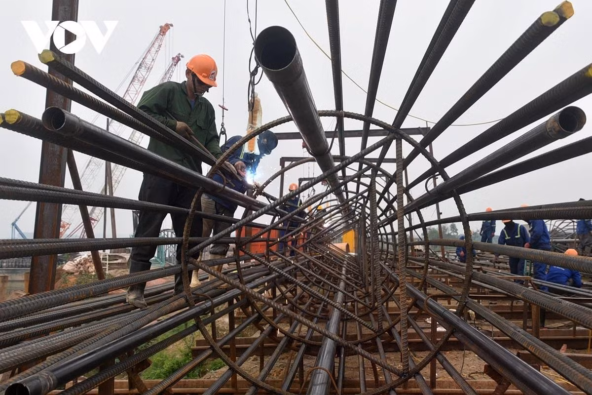 Công nhân hàn xì đỏ lửa trên công trường cầu Thượng Cát, quyết tâm hoàn thành các hạng mục trước mốc vượt lũ 30/6.