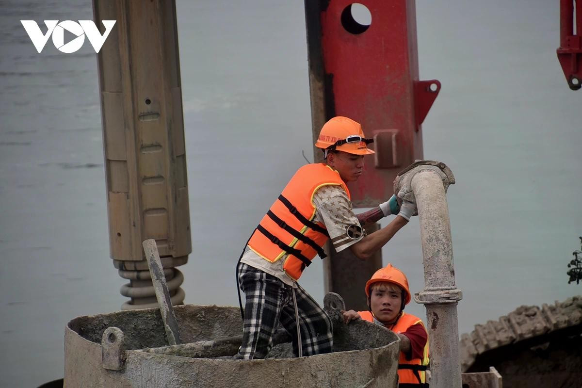 Công nhân chuẩn bị đổ bê tông móng trụ.