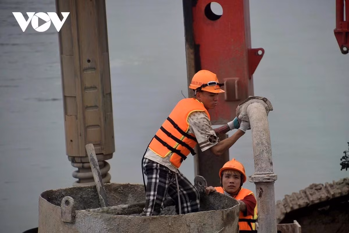 Công nhân chuẩn bị đổ bê tông móng trụ.