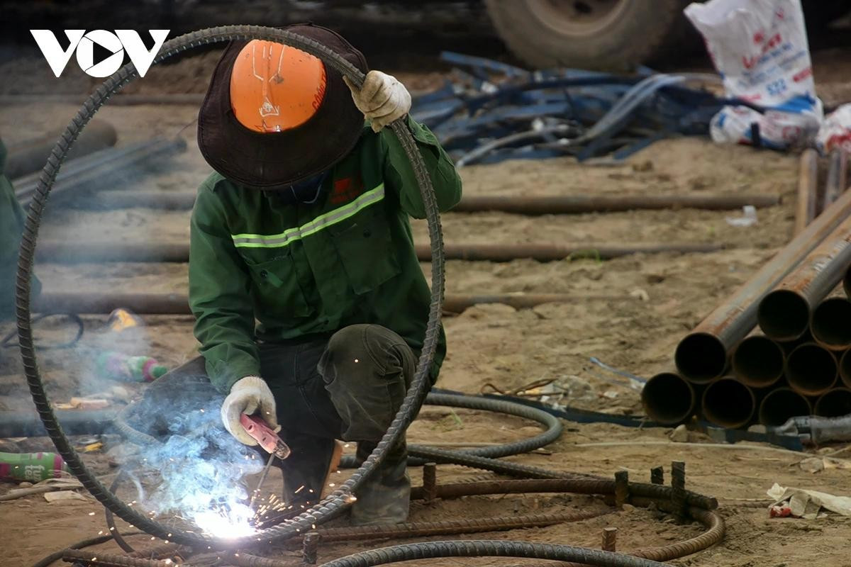 Công nhân máy móc, thiết bị được huy động tối đa để đảm bảo tiến độ vượt lũ trước ngày 30/6.