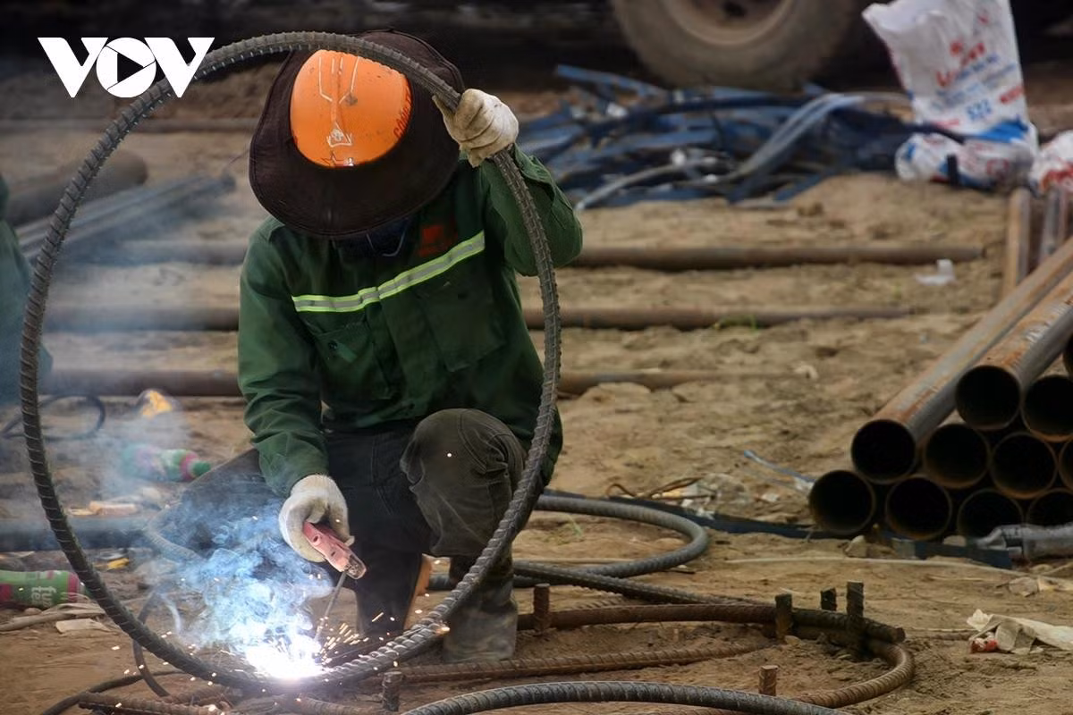 Công nhân máy móc, thiết bị được huy động tối đa để đảm bảo tiến độ vượt lũ trước ngày 30/6.