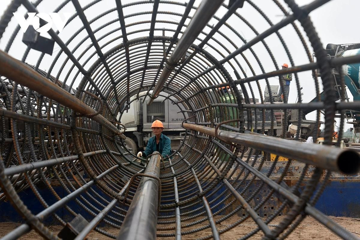 Anh Đinh Văn Quyết (Kỹ thuật hiện trường, Công ty CP Tập đoàn Định An) cho biết đơn vị đang nỗ lực hoàn thành hạng mục cọc khoan nhồi và bệ trụ trước mùa lũ.