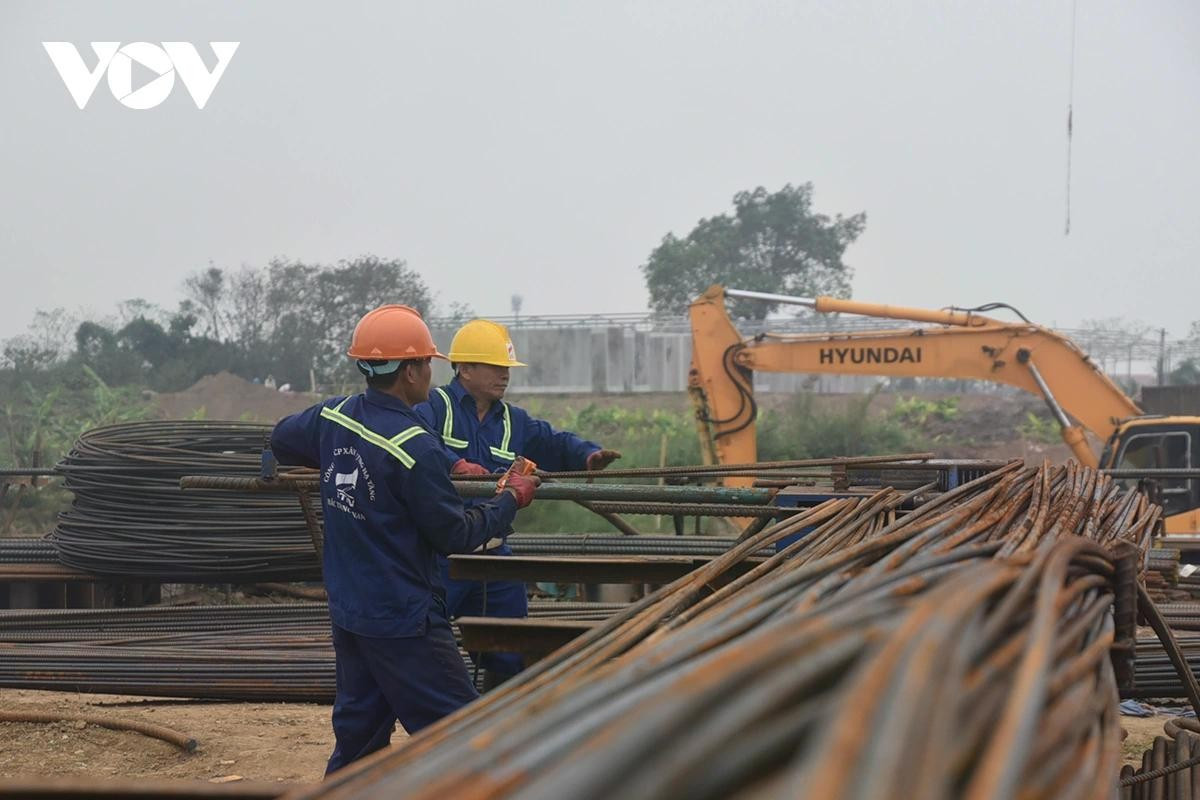 Không khí lao động khẩn trương khi công nhân tập trung gia công cốt thép cho nhịp chính cây cầu.
