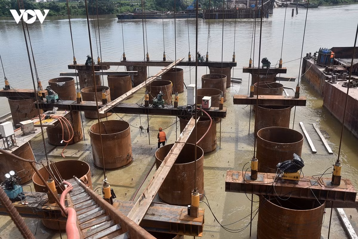 Dự án tập trung hoàn thành cơ bản phần bệ móng trụ chính vượt sông, đẩy nhanh thi công bệ thân trụ, đồng thời tăng tốc công tác đúc dầm và chuẩn bị triển khai các hạng mục kết cấu nhịp. Đây là các hạng mục then chốt để bảo đảm duy trì đường găng tiến độ và đáp ứng yêu cầu thi công trước mùa mưa lũ năm 2026.