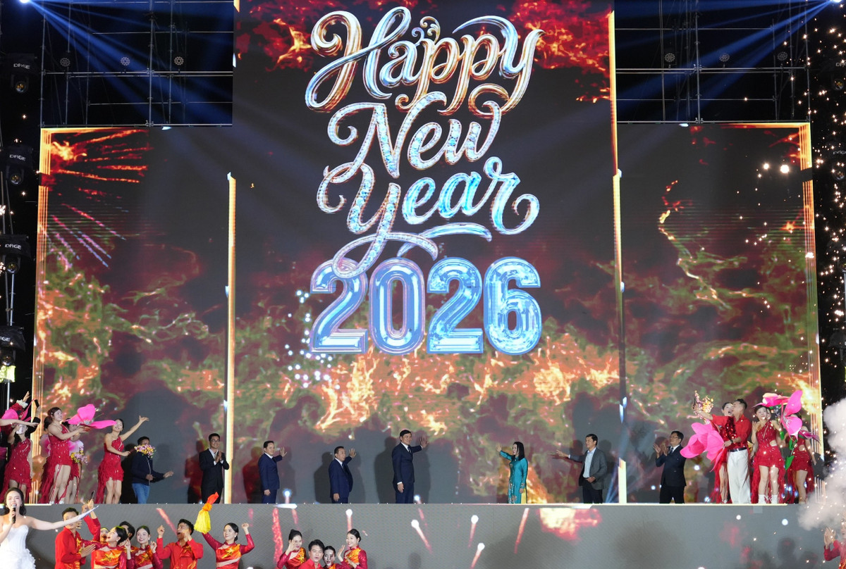 Lãnh đạo tỉnh Nghệ An cùng các nghệ sĩ tham gia nghi thức đếm ngược chào mừng năm mới 2026.