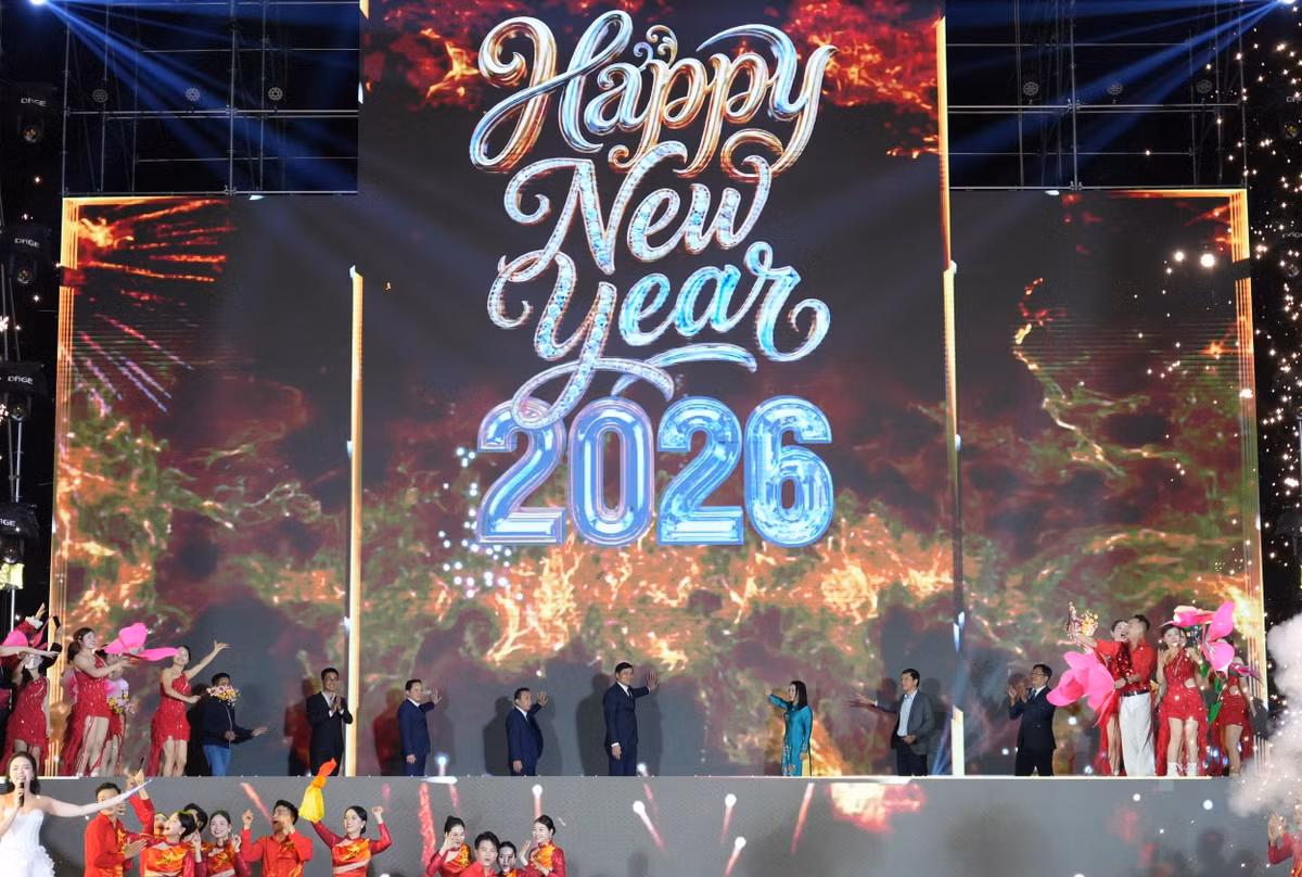 Lãnh đạo tỉnh Nghệ An cùng các nghệ sĩ tham gia nghi thức đếm ngược chào mừng năm mới 2026.