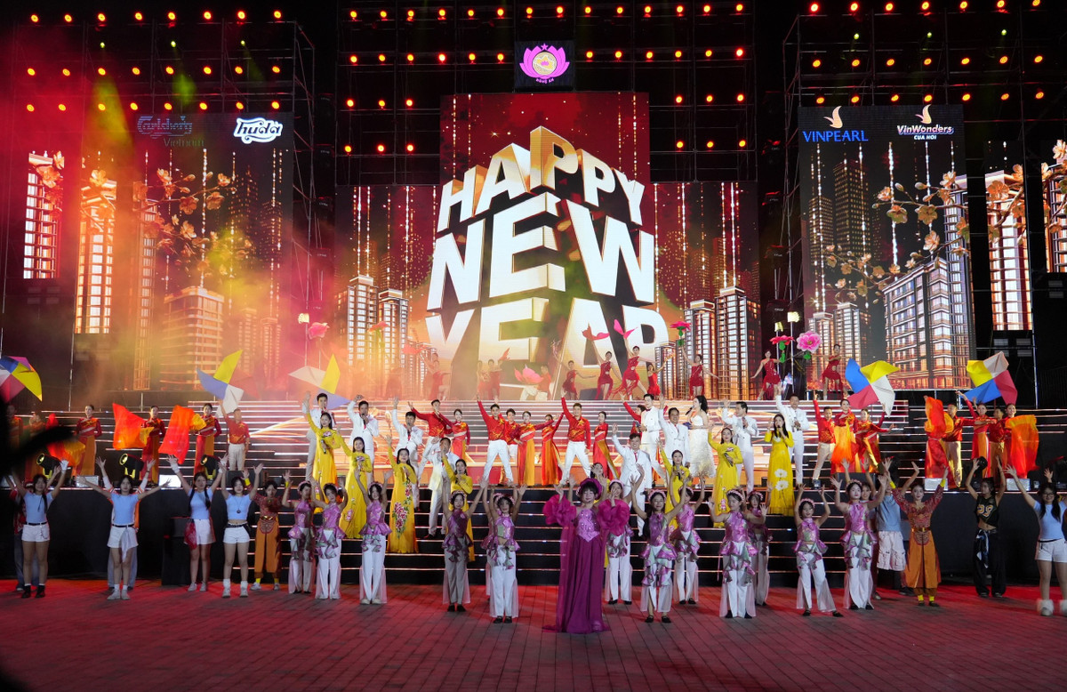 Chương trình nghệ thuật dẫn dắt khán giả đi từ những giai điệu dân gian sâu lắng đến không gian âm nhạc điện tử bùng nổ.