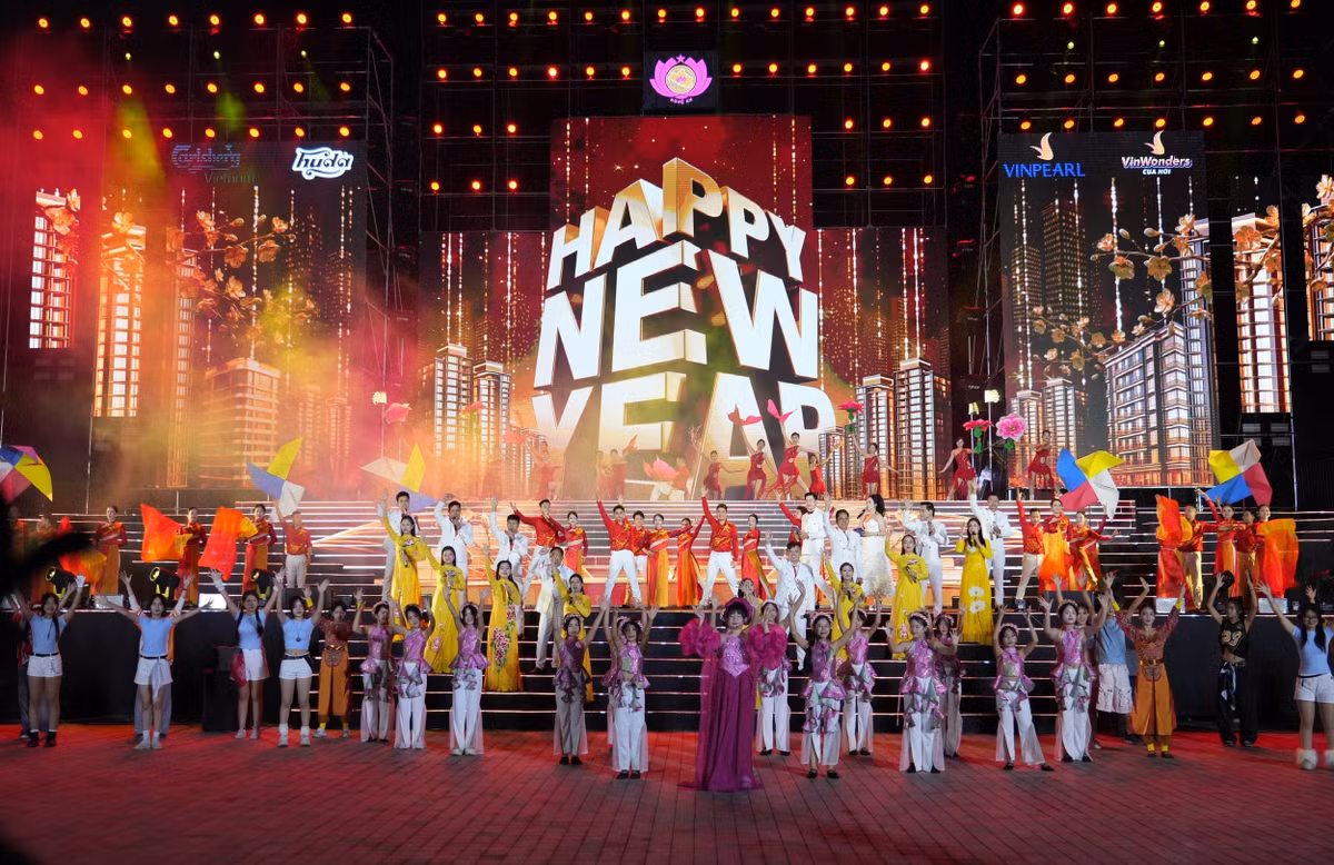 Chương trình nghệ thuật dẫn dắt khán giả đi từ những giai điệu dân gian sâu lắng đến không gian âm nhạc điện tử bùng nổ.