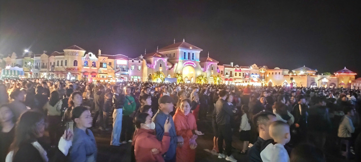 Hàng nghìn người dân đổ về khu vực Quảng trường Ánh sáng, VinWonders Cửa Hội (phường Cửa Lò, Nghệ An) để xem chương trình nghệ thuật và cùng nhau chờ đón nghi thức countdown và màn pháo hoa tầm cao kéo dài khoảng 15 phút, diễn ra trong thời khắc chuyển giao từ năm 2025 sang năm 2026.