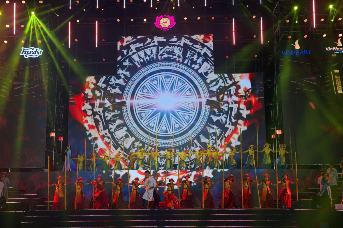 Chương trình được dàn dựng công phu với quy mô lớn, nội dung đặc sắc, quy tụ nhiều nghệ sĩ tên tuổi đã mang đến không khí vui tươi, sôi động, lan tỏa những thông điệp tích cực và khơi dậy khát vọng vươn lên của quê hương Nghệ An trong thời khắc chuyển giao năm mới.