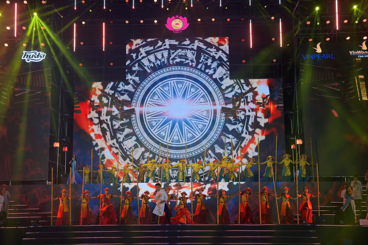 Chương trình được dàn dựng công phu với quy mô lớn, nội dung đặc sắc, quy tụ nhiều nghệ sĩ tên tuổi đã mang đến không khí vui tươi, sôi động, lan tỏa những thông điệp tích cực và khơi dậy khát vọng vươn lên của quê hương Nghệ An trong thời khắc chuyển giao năm mới.