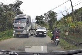 CSGT Phú Thọ xử phạt tài xế bán tải đi sai làn 