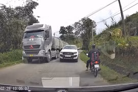 CSGT Phú Thọ xử phạt tài xế bán tải đi sai làn 