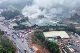 Hàng chục xe cứu hỏa chữa cháy xưởng ván ép rộng nghìn mét ở Phú Thọ