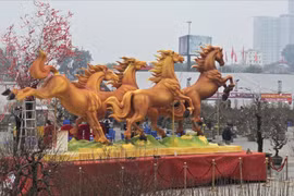 Cận cảnh dàn chiến mã khổng lồ đón Tết 2026 tại Phú Thọ