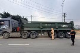 CSGT Phú Thọ xử lý hàng chục xe quá tải, cơi nới thành thùng
