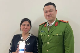 Con gái nhận tiền từ tài khoản lạ, người mẹ đến công an trình báo