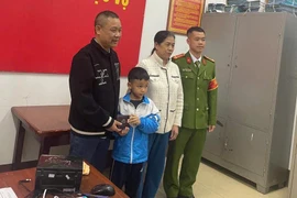 Nhặt được ví tiền, học sinh lớp 2 ở Phú Thọ mang đến công an tìm người bị mất