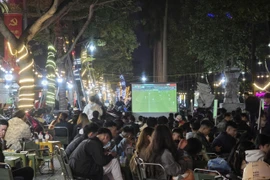 Bờ hồ Công viên Văn Lang, Phú Thọ kín người xem U23 Việt Nam tranh vé chung kết